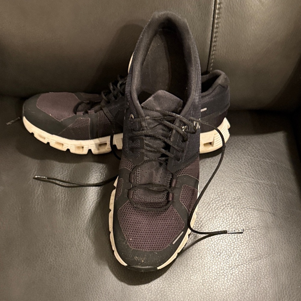 Women’s on cloud  Black and White Athletic Shoes size 9.5